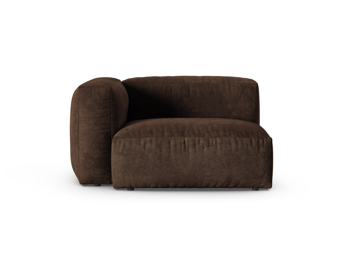 Produktfoto des modularen Sofas Martina Breiter Einzelsitz von Micadoni in Schokolade mit Veloursstoff-Bezug und schwarzen Kunststoffbeinen.