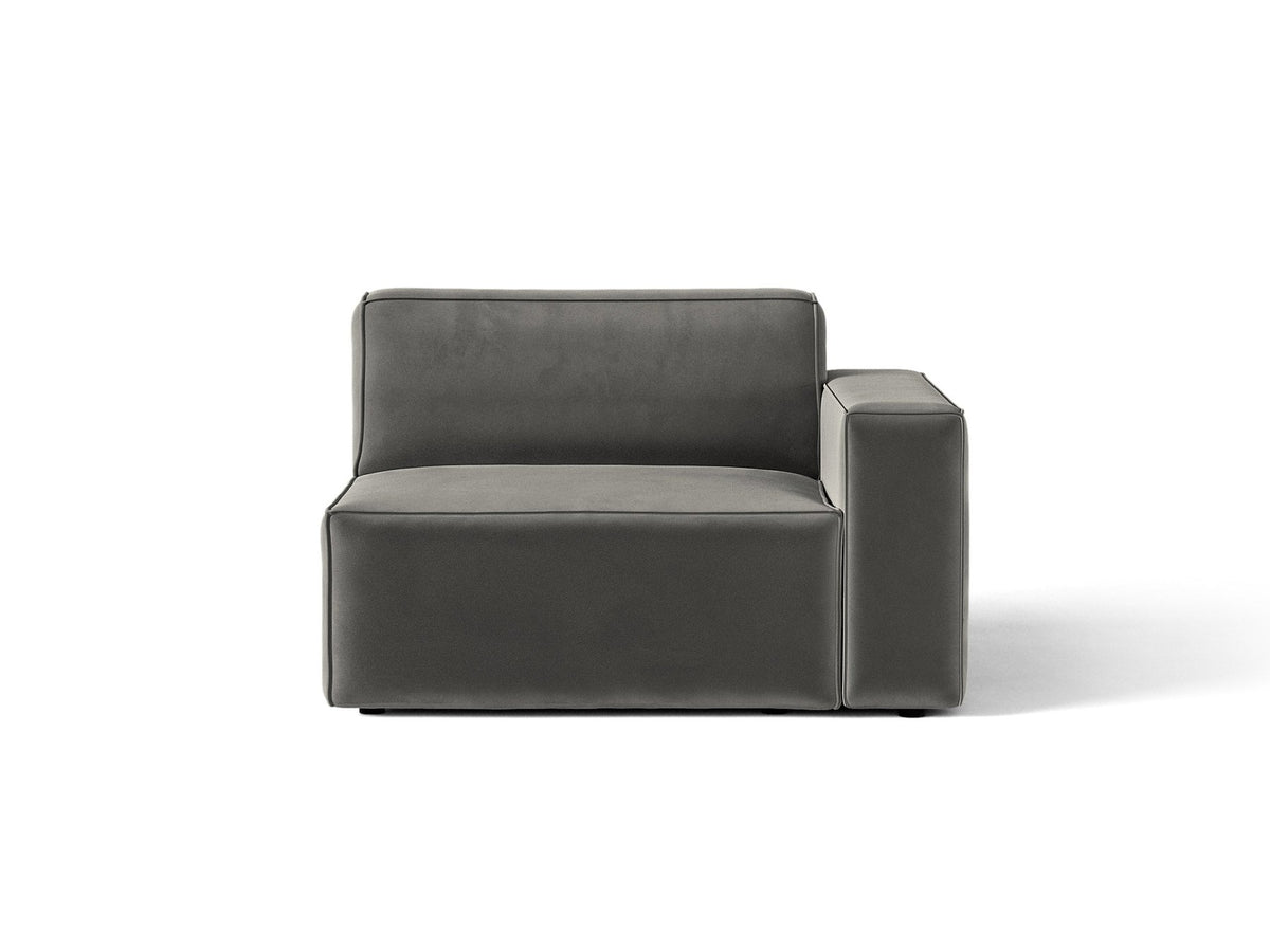 Modulares Sofa Jodie von Micadoni in leichtem Beige mit Venus-Samtstoff, schwarzen Kunststoffbeinen und rechtsseitiger Ausrichtung.