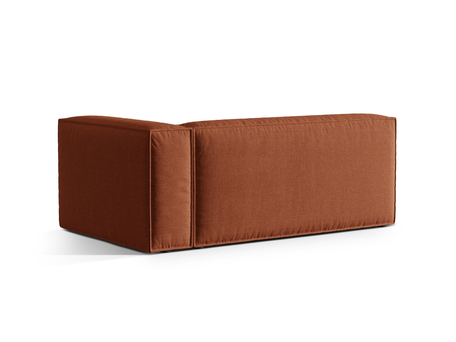 Elegantes 3-Sitzer Sofa Nuria in warmem Ziegelrot, ideal für moderne Wohnräume, erhältlich bei Micadoni.