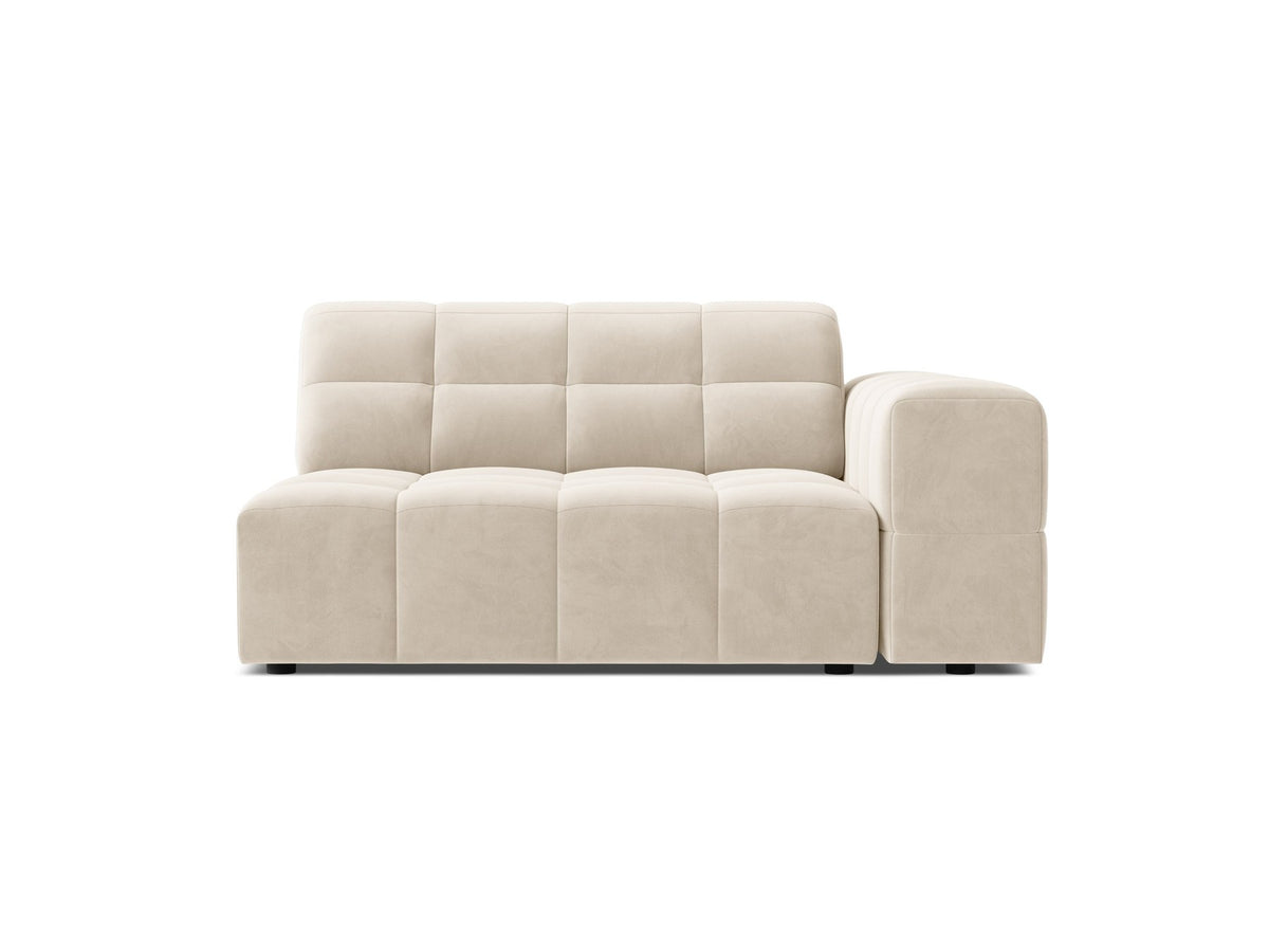 Modulares Sofa Jennifer von Micadoni in leichtem Beige, Bezug aus Eden-Chenille mit 3D-Struktur, schwarze Kunststoffbeine, rechtsseitige Ausrichtung.