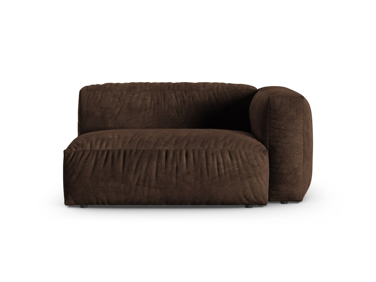 Modulares Zweisitzer-Sofa Martina von Micadoni in Schokolade mit Veloursstoff-Bezug Vogue und schwarzen Kunststoffbeinen aus Polypropylen.