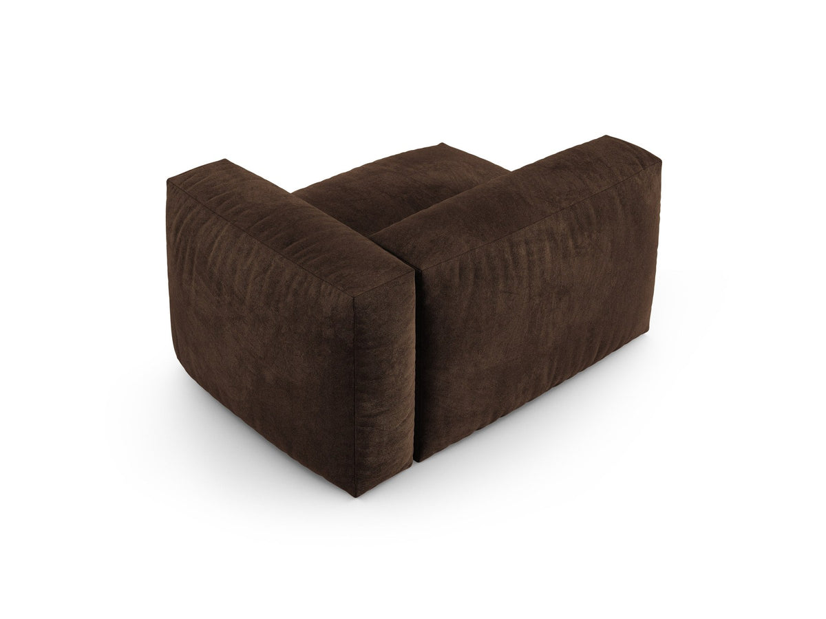 Modulares Sofa-Element Martina von Micadoni in Schokolade, Veloursstoff Vogue, schwarze Kunststoffbeine, quadratische Sitzform von vorne fotografiert.