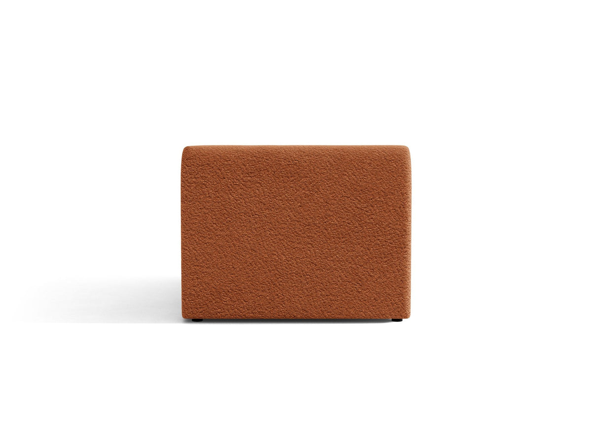 Einsitzer-Modul des Miley Sofas von Micadoni in Dunkelbeige, bezogen mit samtartigem Bluvel-Stoff, mit schwarzen Kunststofffüssen.