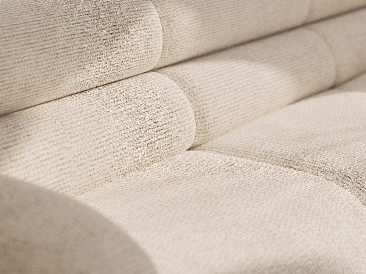 Armloses Samtmodul-Sofaelement Neo von Micadoni in dunklem Olivgrün, mit schwarzen Kunststoffbeinen, Teil eines modularen Sofasystems.