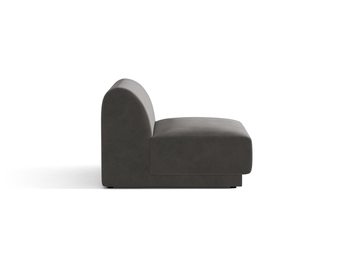 Einsitzer-Modul des Miley Sofas von Micadoni in Dunkelbeige, bezogen mit samtartigem Bluvel-Stoff, mit schwarzen Kunststofffüssen.