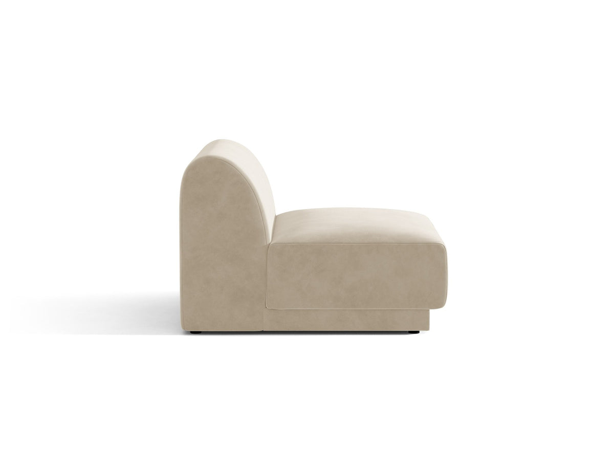 Einsitzer-Modul des Miley Sofas von Micadoni in Dunkelbeige, bezogen mit samtartigem Bluvel-Stoff, mit schwarzen Kunststofffüssen.