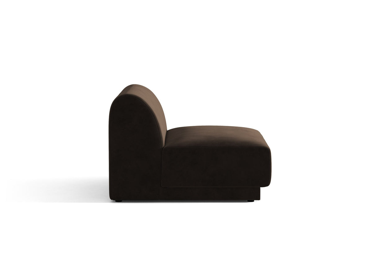 Einsitzer-Modul des Miley Sofas von Micadoni in Dunkelbeige, bezogen mit samtartigem Bluvel-Stoff, mit schwarzen Kunststofffüssen.