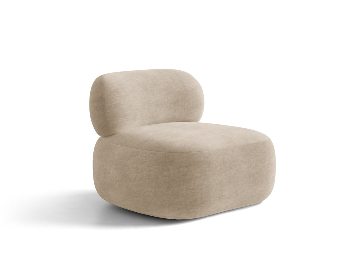 Beige Armsessel Aura von Micadoni mit Chenille-Bezug Golden, schwarzen Kunststoffbeinen und geschwungener Rückenlehne, Frontalansicht.