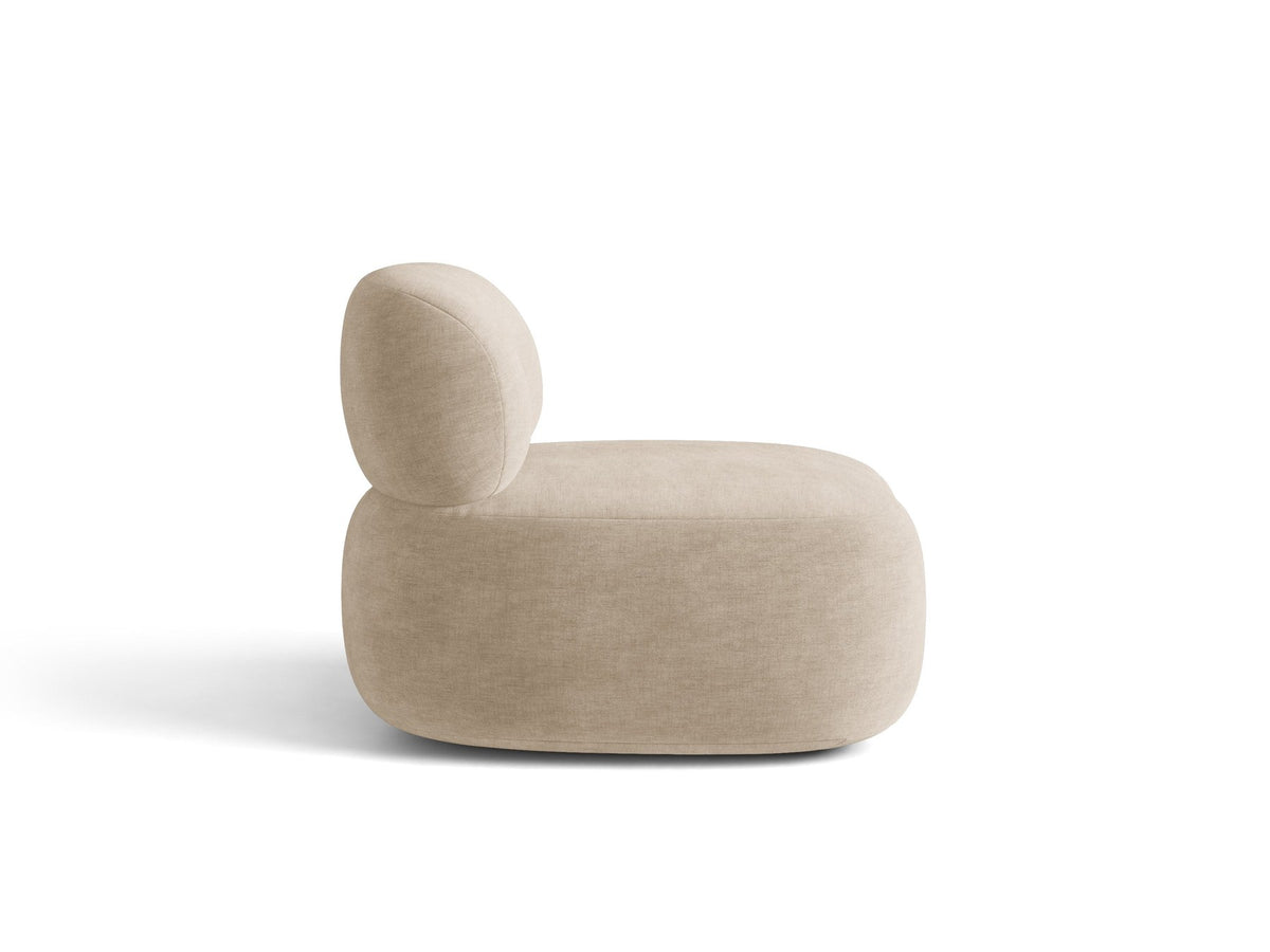 Beige Armsessel Aura von Micadoni mit Chenille-Bezug Golden, schwarzen Kunststoffbeinen und geschwungener Rückenlehne, Frontalansicht.