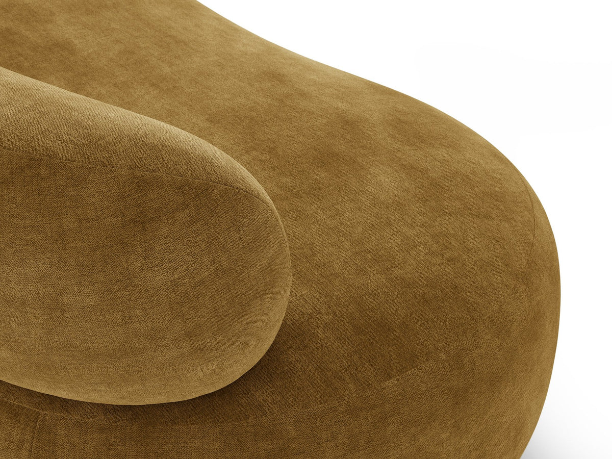 Beige Armsessel Aura von Micadoni mit Chenille-Bezug Golden, schwarzen Kunststoffbeinen und geschwungener Rückenlehne, Frontalansicht.