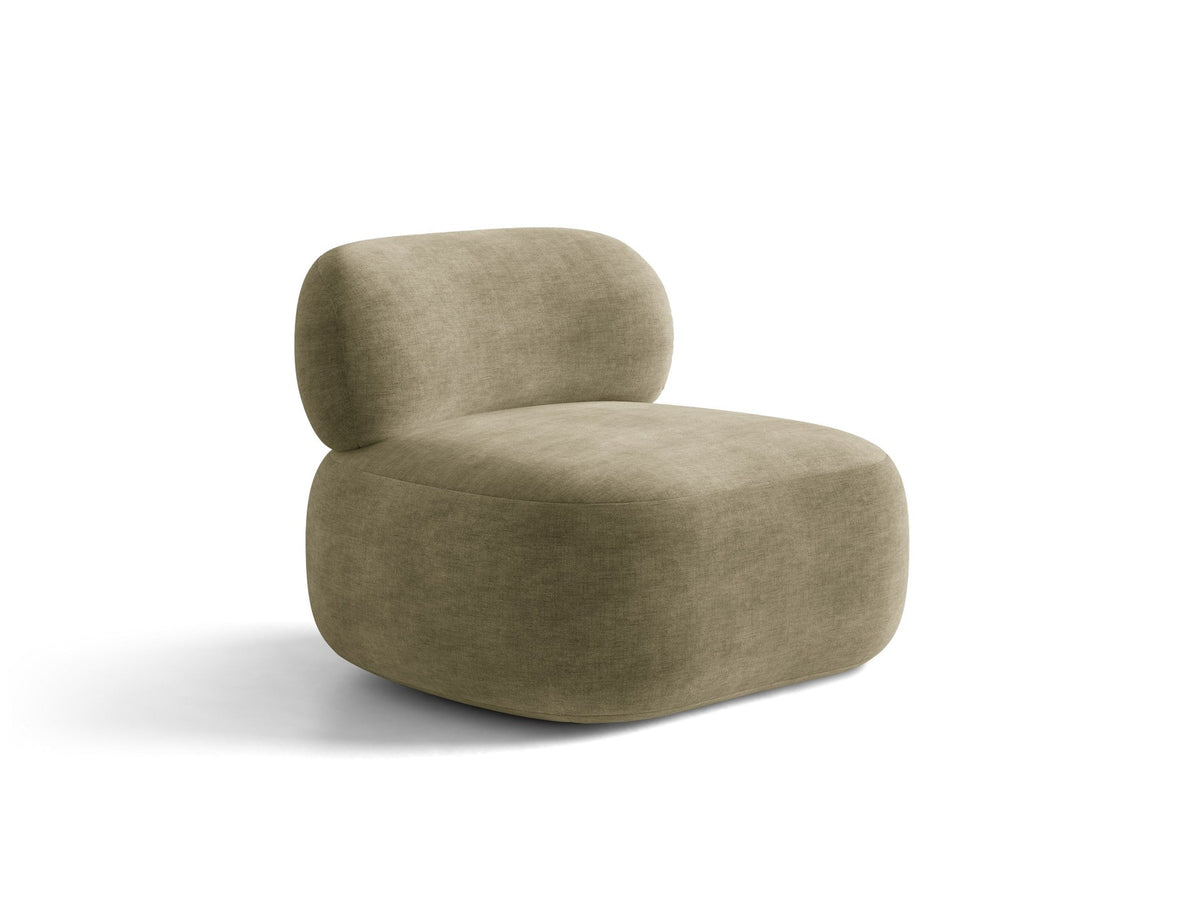 Beige Armsessel Aura von Micadoni mit Chenille-Bezug Golden, schwarzen Kunststoffbeinen und geschwungener Rückenlehne, Frontalansicht.