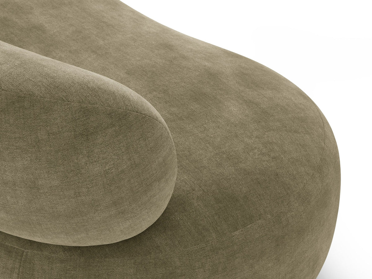 Beige Armsessel Aura von Micadoni mit Chenille-Bezug Golden, schwarzen Kunststoffbeinen und geschwungener Rückenlehne, Frontalansicht.