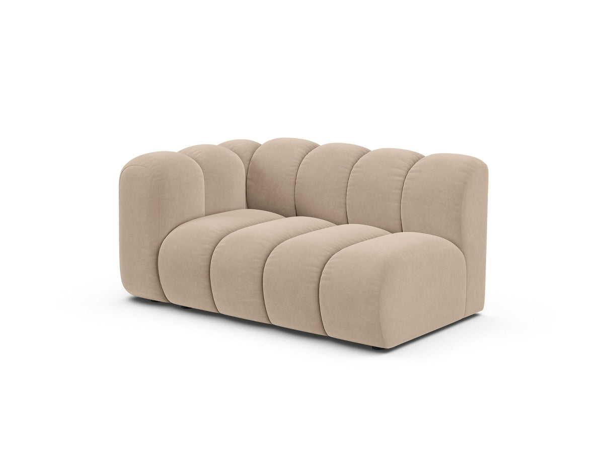 Zweisitziges modulares Sofa Lupine von Micadoni in leichtem Beige mit Venus-Stoffbezug, schwarzen Kunststoffbeinen und niedriger Rückenlehne.