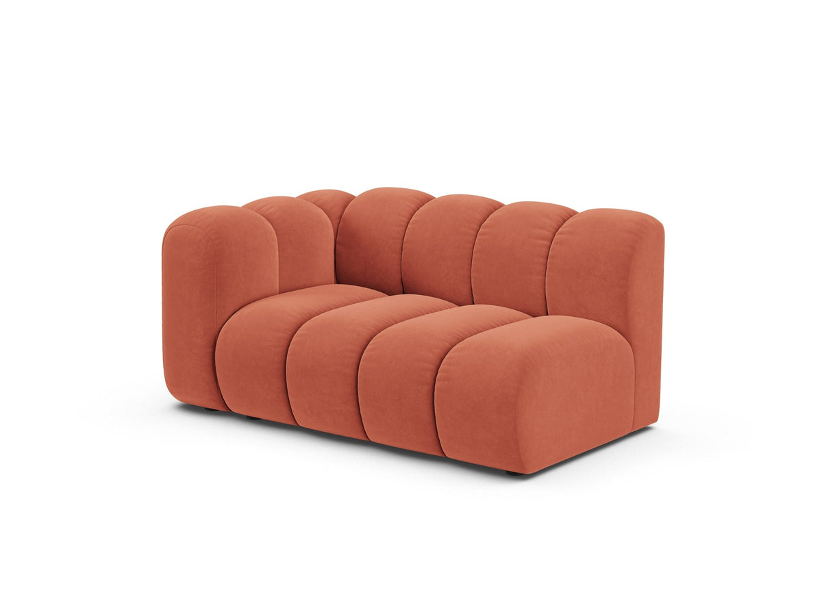 Zweisitziges modulares Sofa Lupine von Micadoni in leichtem Beige mit Venus-Stoffbezug, schwarzen Kunststoffbeinen und niedriger Rückenlehne.