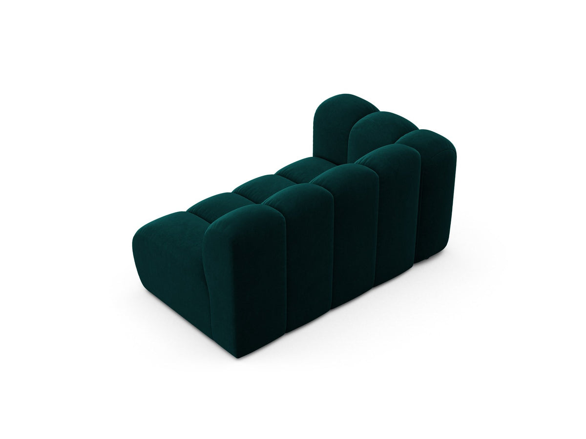 Zweisitziges modulares Sofa Lupine von Micadoni in leichtem Beige mit Venus-Stoffbezug, schwarzen Kunststoffbeinen und niedriger Rückenlehne.