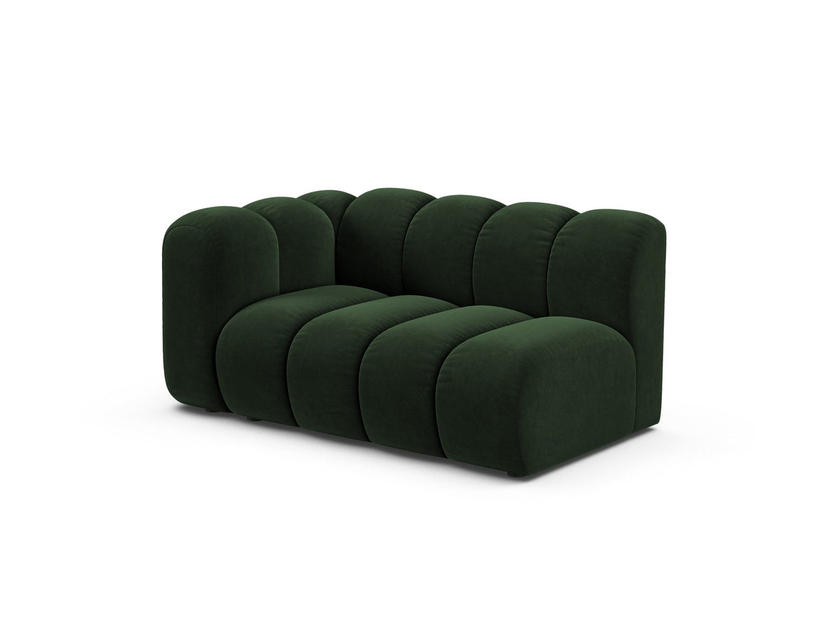 Zweisitziges modulares Sofa Lupine von Micadoni in leichtem Beige mit Venus-Stoffbezug, schwarzen Kunststoffbeinen und niedriger Rückenlehne.
