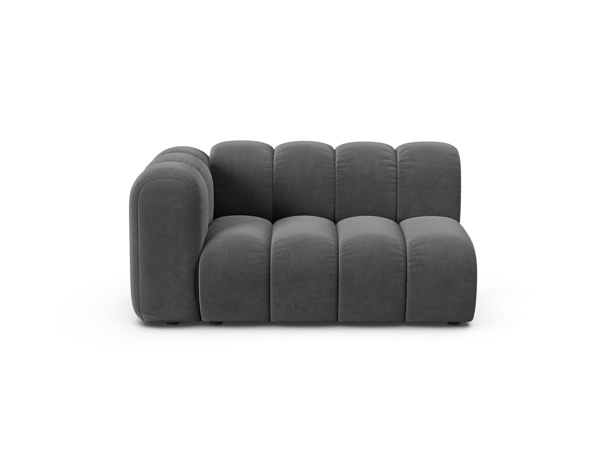 Zweisitziges modulares Sofa Lupine von Micadoni in leichtem Beige mit Venus-Stoffbezug, schwarzen Kunststoffbeinen und niedriger Rückenlehne.
