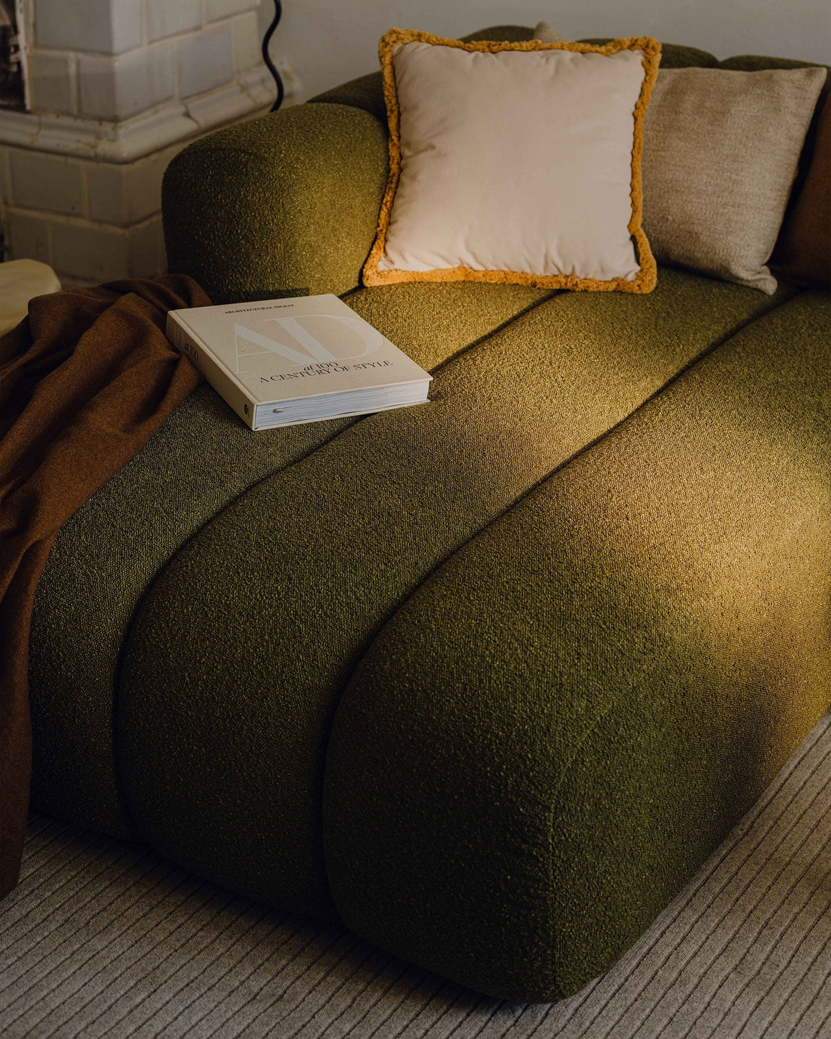 Modulares Zweisitzer-Sofa Lupine von Micadoni in leichtem Beige, Venus-Stoff, schwarze Kunststoffbeine, rechte Ausrichtung, 145x95x70 cm.