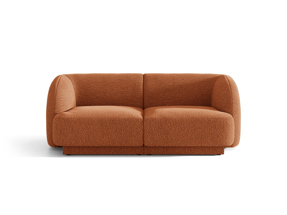 Dunkelbeiges 2er Sofa Miley von Micadoni mit Bluvel-Stoffbezug, schwarzen Kunststoffbeinen und flacher Rückenlehne, freigestellt fotografiert.