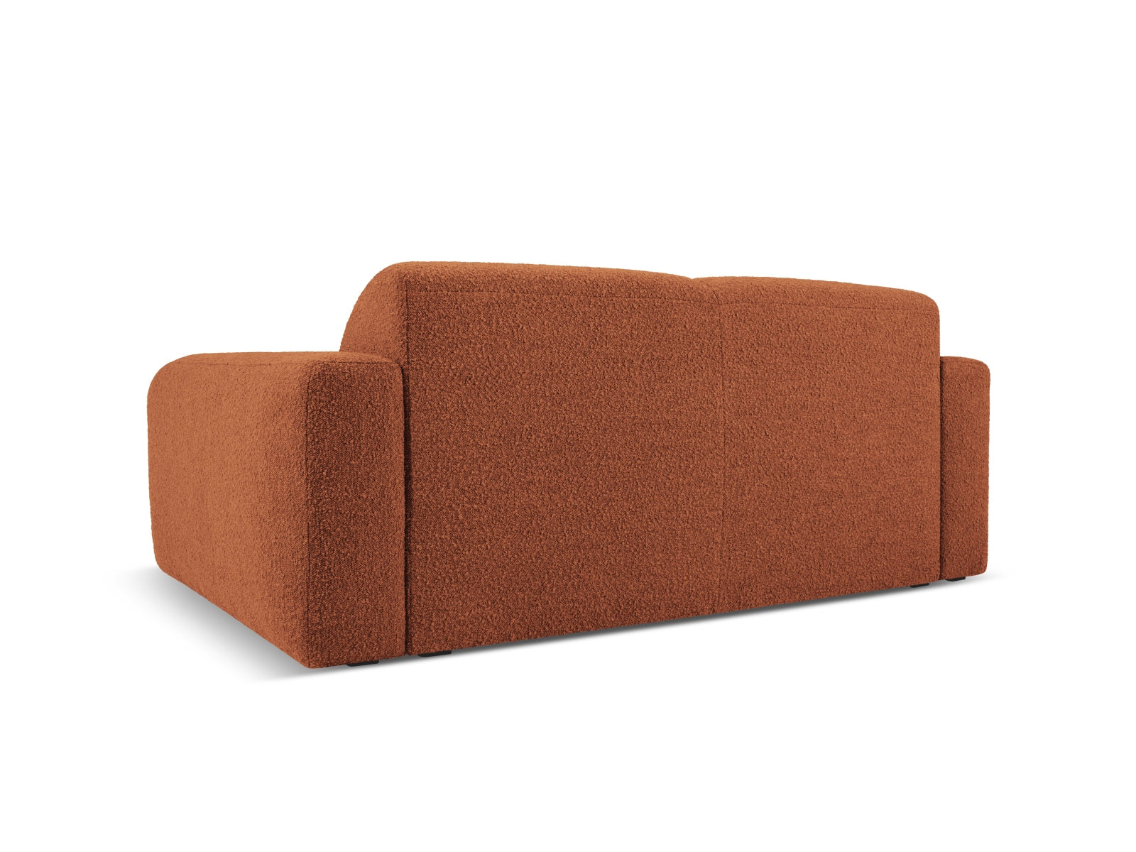 Stilvolles 2-Sitzer Sofa Molino Boucle in warmem Terracotta, perfekt für moderne Wohnkonzepte. Hochwertige Materialien und elegantes Design von Micadoni.