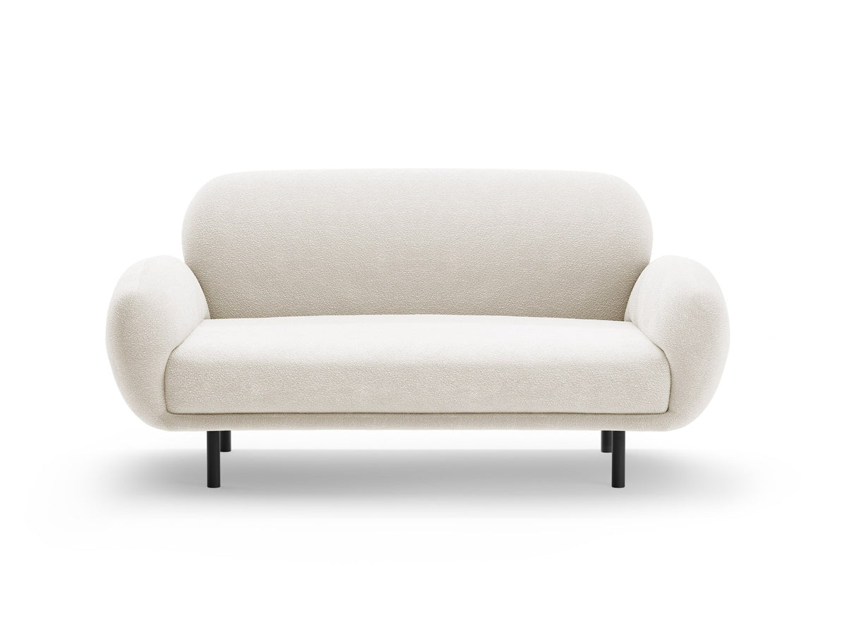 Weisses 2er Sofa Poppy von Micadoni mit runder Silhouette, Bouclé-Stoff-Bezug und schwarzen Metallbeinen auf hellem Hintergrund.