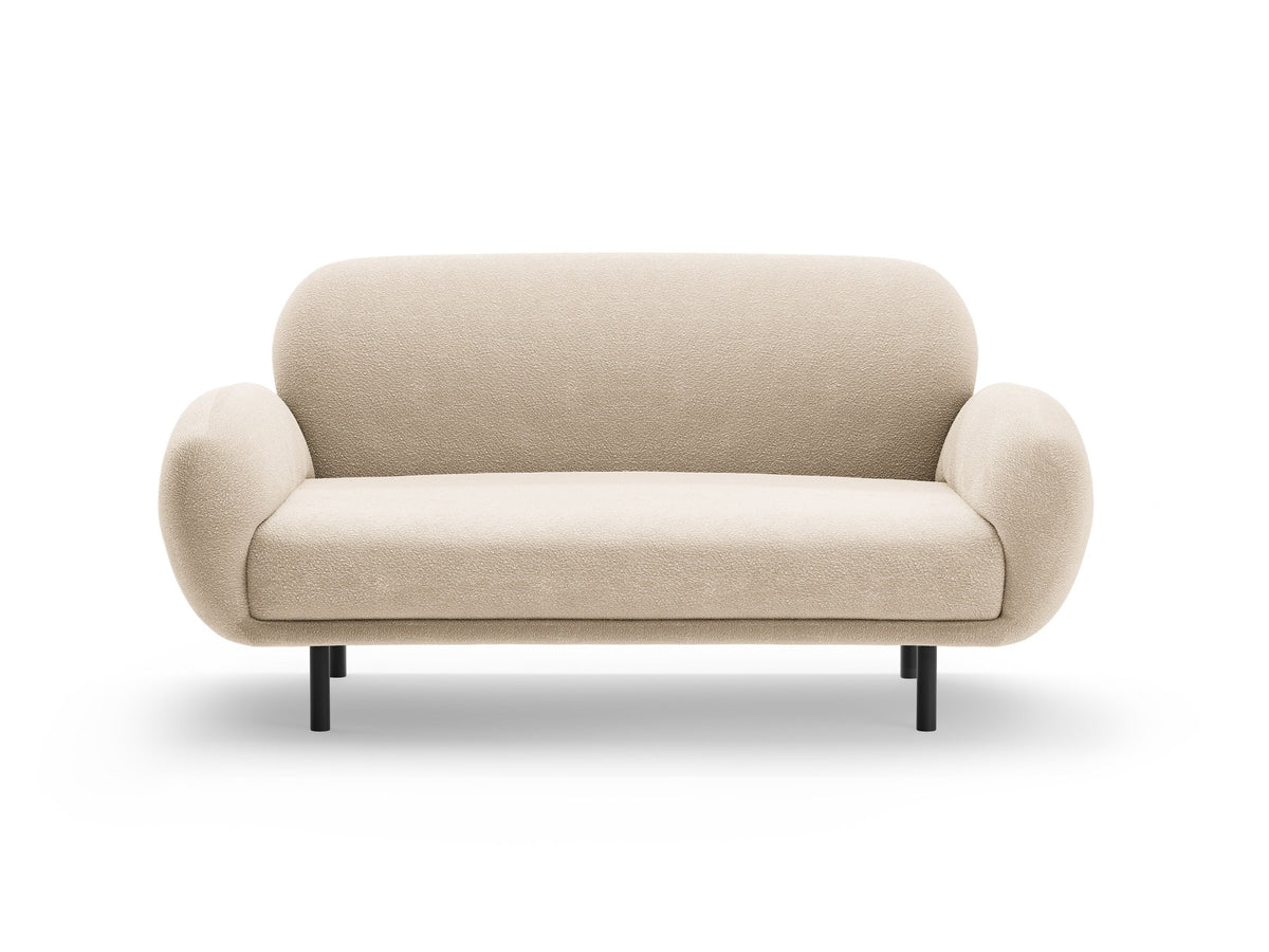 Weisses 2er Sofa Poppy von Micadoni mit runder Silhouette, Bouclé-Stoff-Bezug und schwarzen Metallbeinen auf hellem Hintergrund.