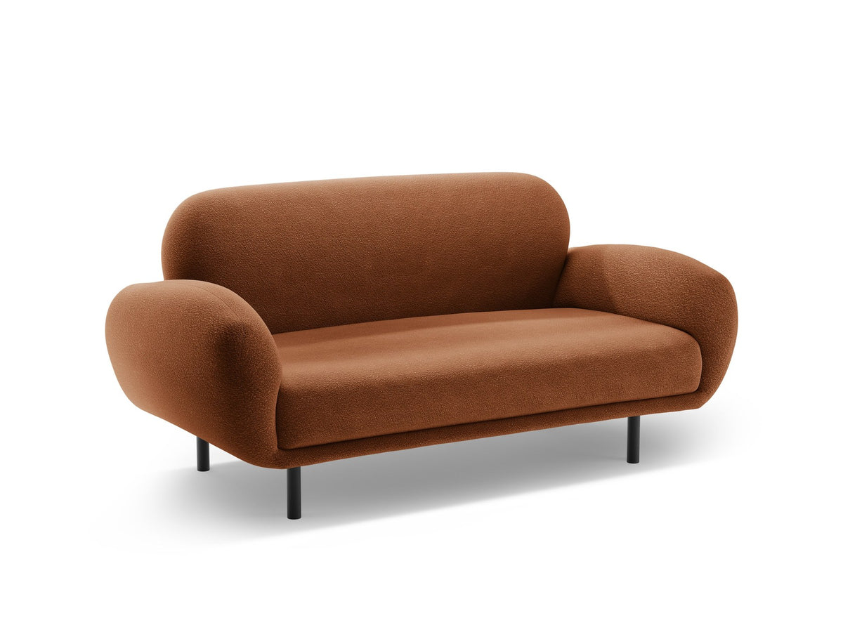 Weisses 2er Sofa Poppy von Micadoni mit runder Silhouette, Bouclé-Stoff-Bezug und schwarzen Metallbeinen auf hellem Hintergrund.