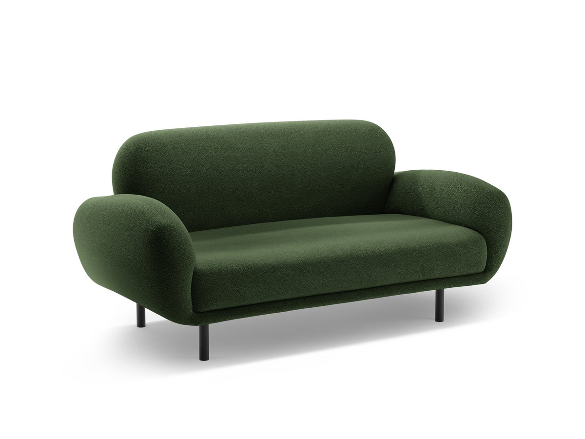 Weisses 2er Sofa Poppy von Micadoni mit runder Silhouette, Bouclé-Stoff-Bezug und schwarzen Metallbeinen auf hellem Hintergrund.