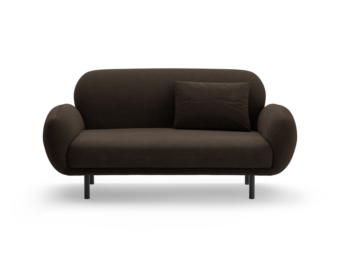 Weisses 2er Sofa Poppy von Micadoni mit runder Silhouette, Bouclé-Stoff-Bezug und schwarzen Metallbeinen auf hellem Hintergrund.