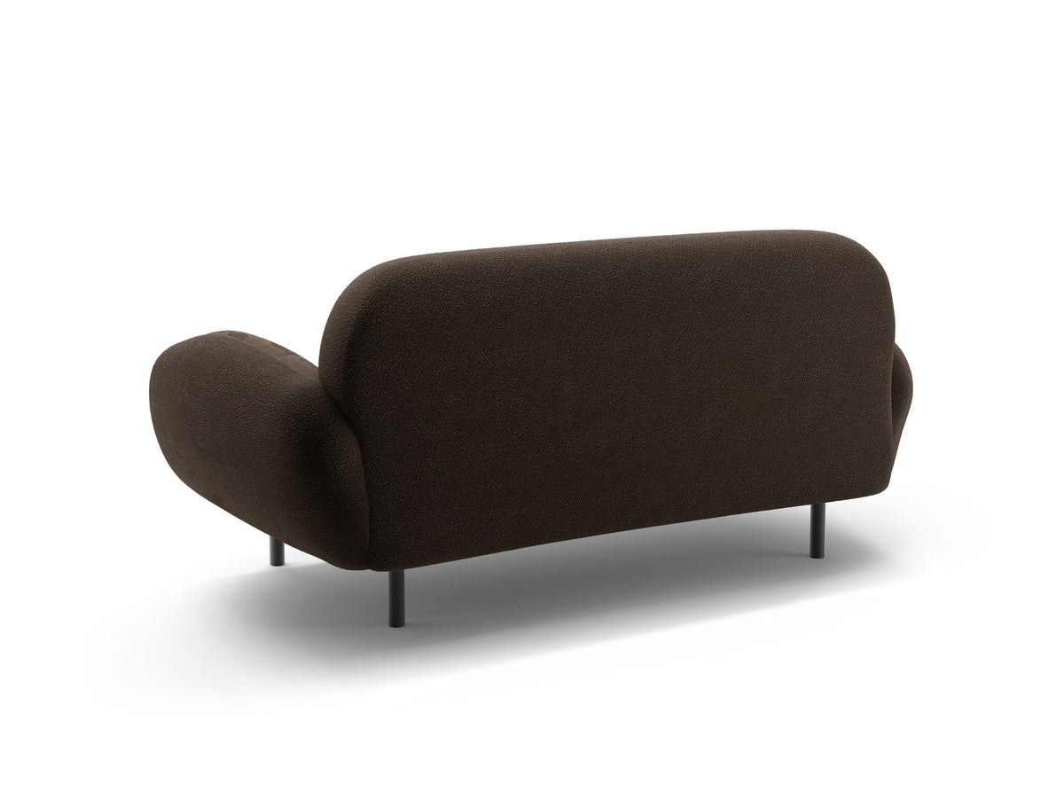 Weisses 2er Sofa Poppy von Micadoni mit runder Silhouette, Bouclé-Stoff-Bezug und schwarzen Metallbeinen auf hellem Hintergrund.