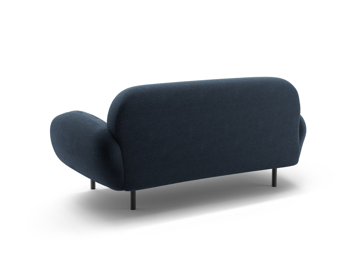 Weisses 2er Sofa Poppy von Micadoni mit runder Silhouette, Bouclé-Stoff-Bezug und schwarzen Metallbeinen auf hellem Hintergrund.