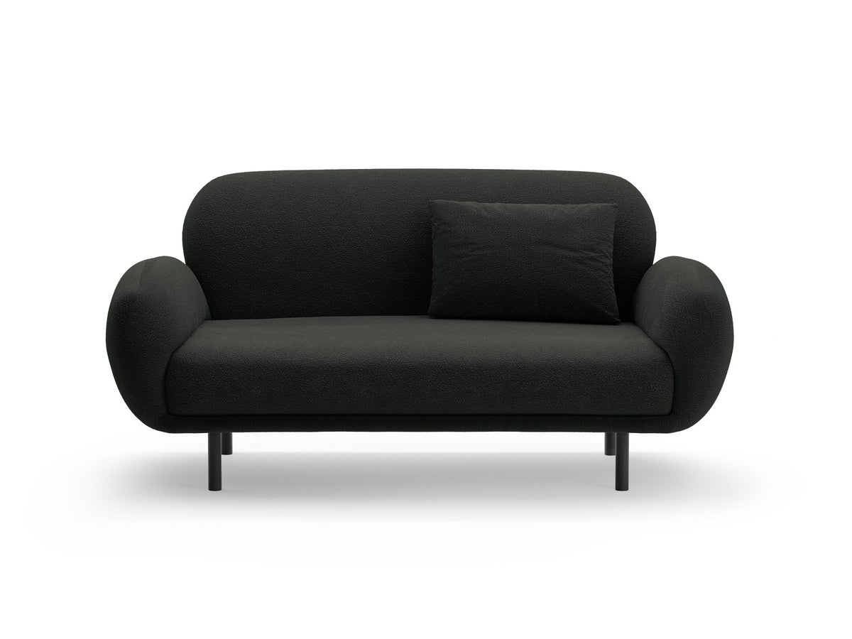 Weisses 2er Sofa Poppy von Micadoni mit runder Silhouette, Bouclé-Stoff-Bezug und schwarzen Metallbeinen auf hellem Hintergrund.