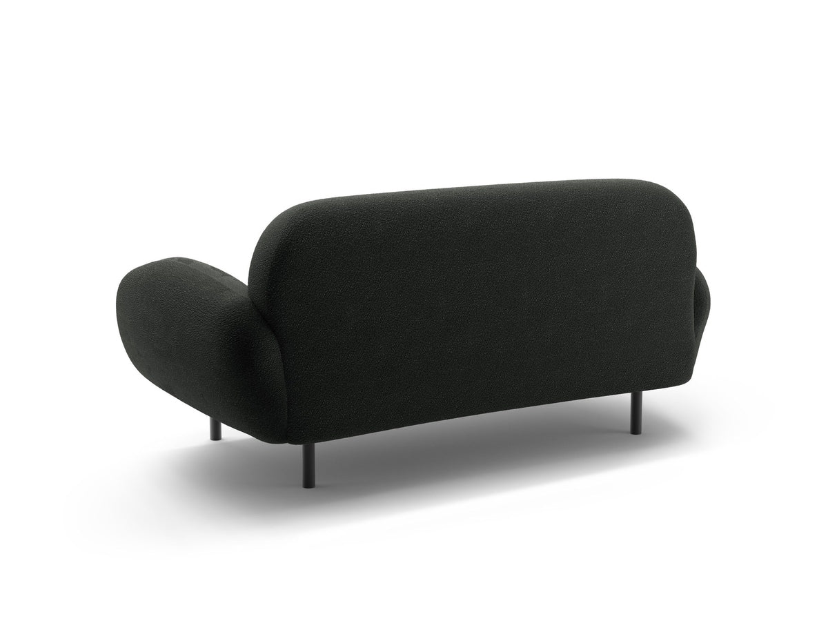 Weisses 2er Sofa Poppy von Micadoni mit runder Silhouette, Bouclé-Stoff-Bezug und schwarzen Metallbeinen auf hellem Hintergrund.