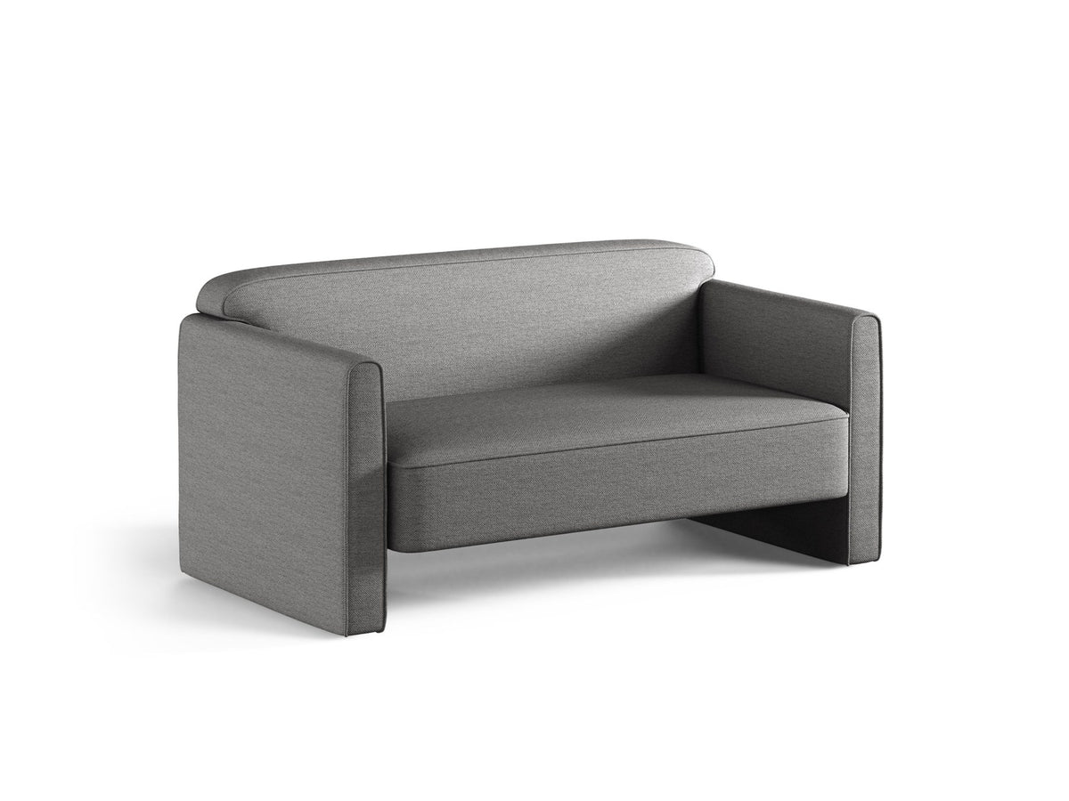 Beiges 2er Sofa Abby von Micadoni mit gepolsterter Sitzfläche, niedrigen schwarzen Kunststoffbeinen und schlichtem, abgerundetem Design.