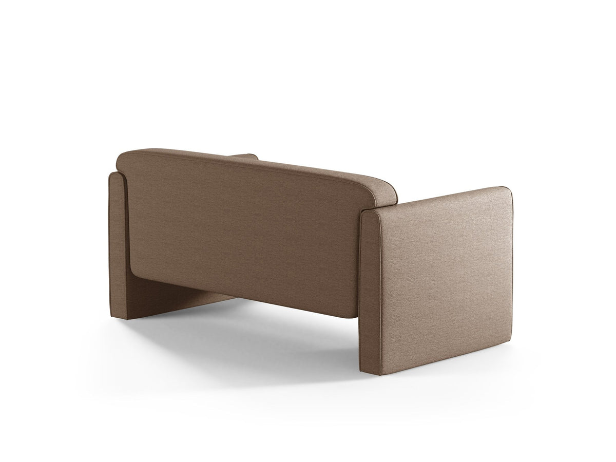 Beiges 2er Sofa Abby von Micadoni mit gepolsterter Sitzfläche, niedrigen schwarzen Kunststoffbeinen und schlichtem, abgerundetem Design.