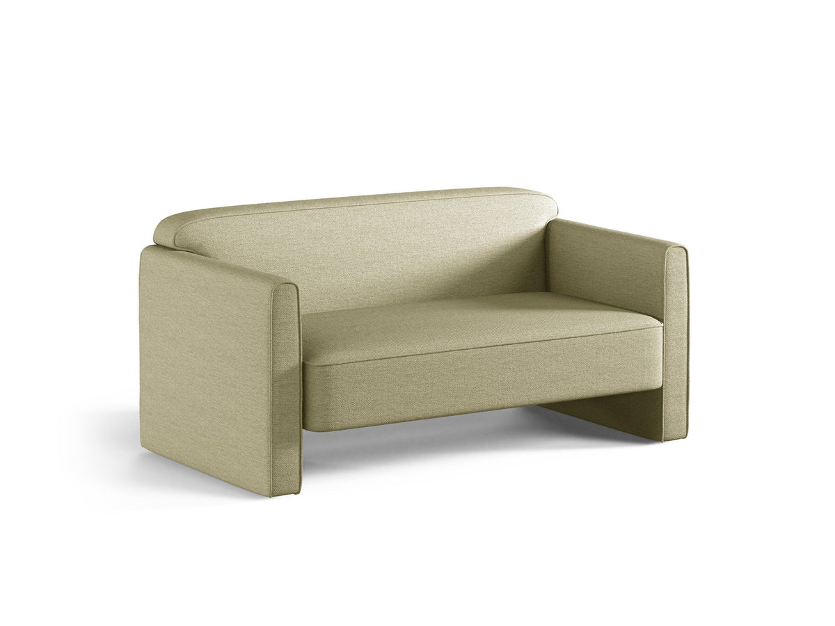Beiges 2er Sofa Abby von Micadoni mit gepolsterter Sitzfläche, niedrigen schwarzen Kunststoffbeinen und schlichtem, abgerundetem Design.