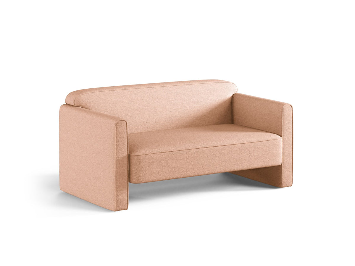 Beiges 2er Sofa Abby von Micadoni mit gepolsterter Sitzfläche, niedrigen schwarzen Kunststoffbeinen und schlichtem, abgerundetem Design.