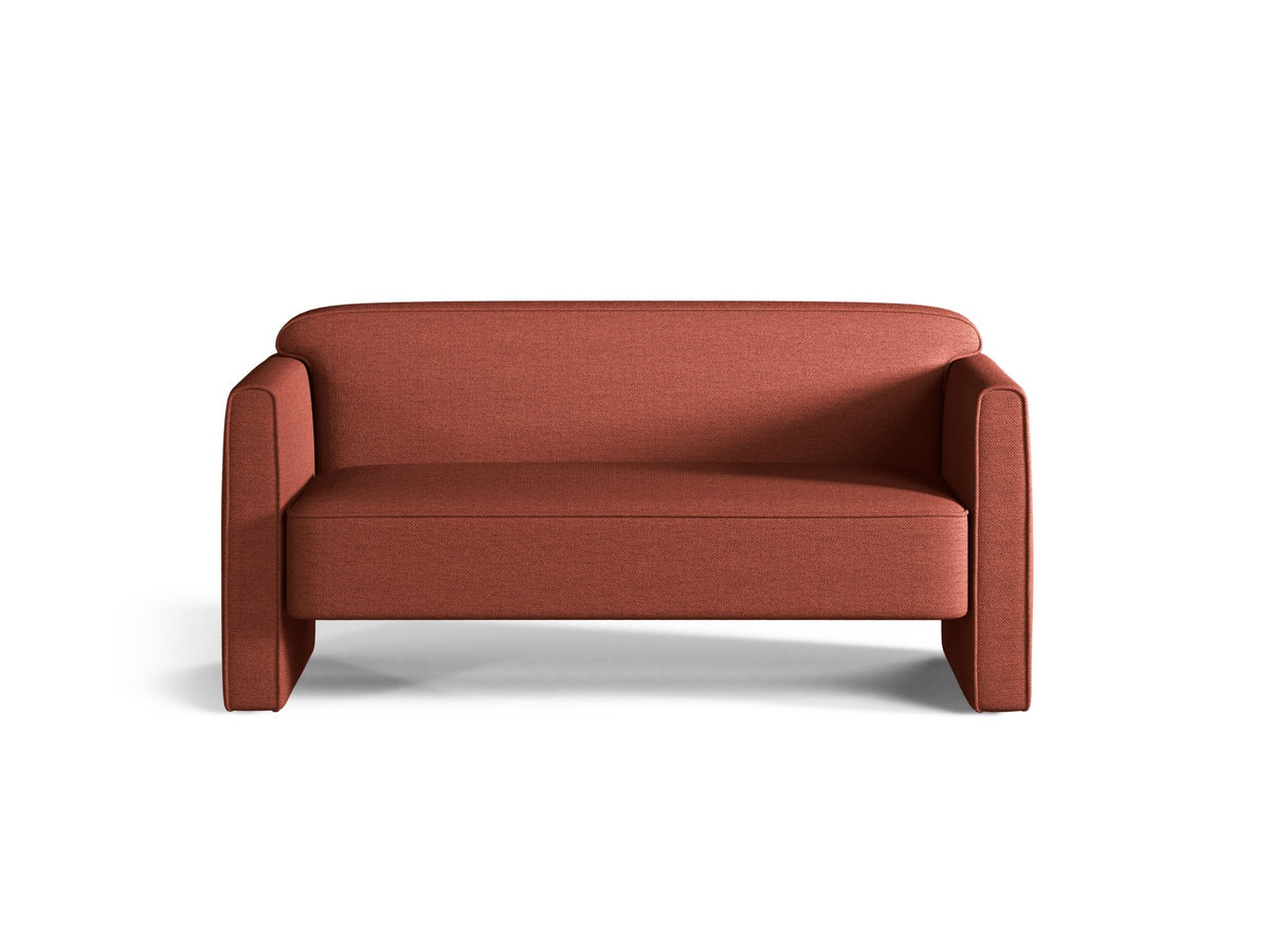 Beiges 2er Sofa Abby von Micadoni mit gepolsterter Sitzfläche, niedrigen schwarzen Kunststoffbeinen und schlichtem, abgerundetem Design.