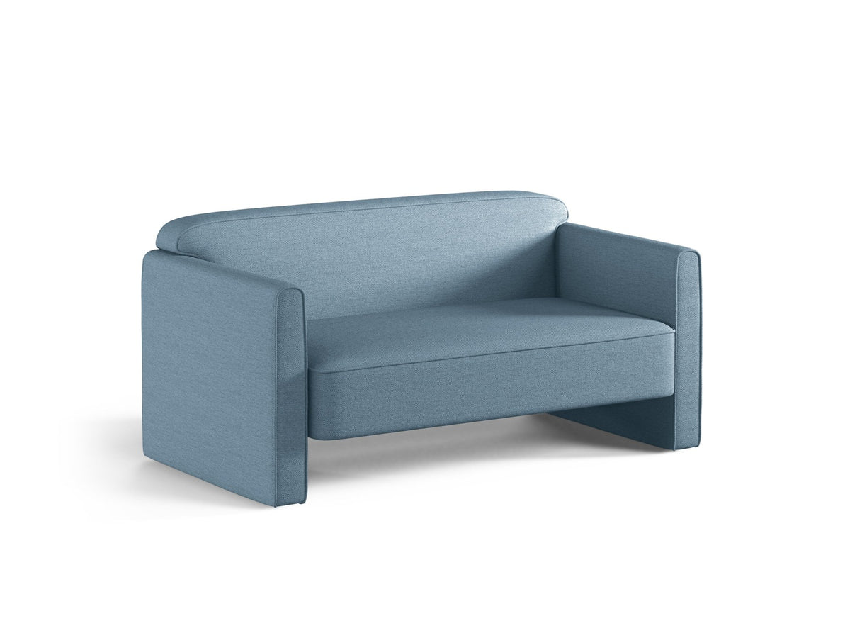 Beiges 2er Sofa Abby von Micadoni mit gepolsterter Sitzfläche, niedrigen schwarzen Kunststoffbeinen und schlichtem, abgerundetem Design.