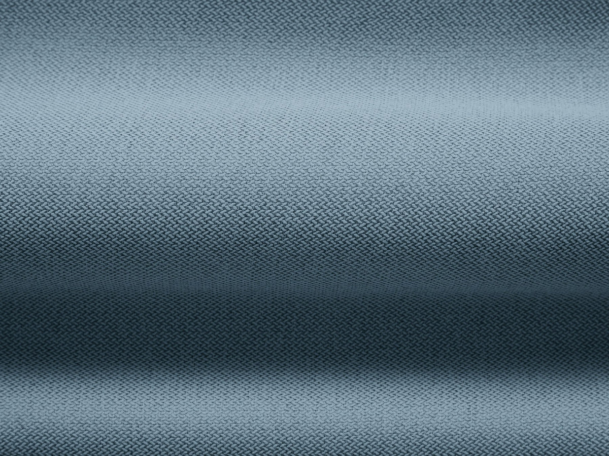 Beiges 2er Sofa Abby von Micadoni mit gepolsterter Sitzfläche, niedrigen schwarzen Kunststoffbeinen und schlichtem, abgerundetem Design.