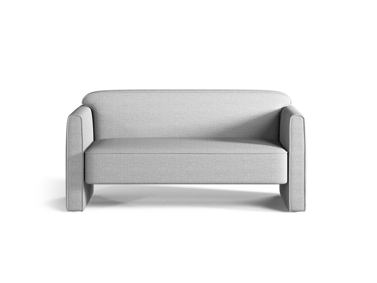 Beiges 2er Sofa Abby von Micadoni mit gepolsterter Sitzfläche, niedrigen schwarzen Kunststoffbeinen und schlichtem, abgerundetem Design.