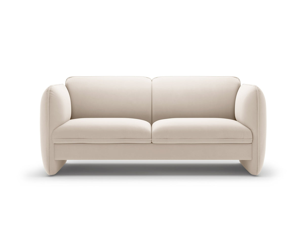 Zweisitzer-Sofa Georgia von Micadoni in Kobalt mit samtigem Bezug, gepolsterten Armlehnen und schwarzen Kunststoffbeinen, Frontalansicht.