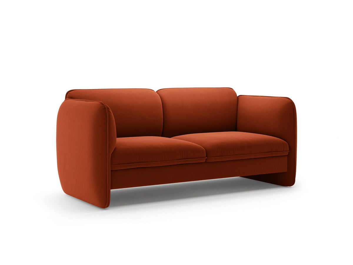 Zweisitzer-Sofa Georgia von Micadoni in Kobalt mit samtigem Bezug, gepolsterten Armlehnen und schwarzen Kunststoffbeinen, Frontalansicht.