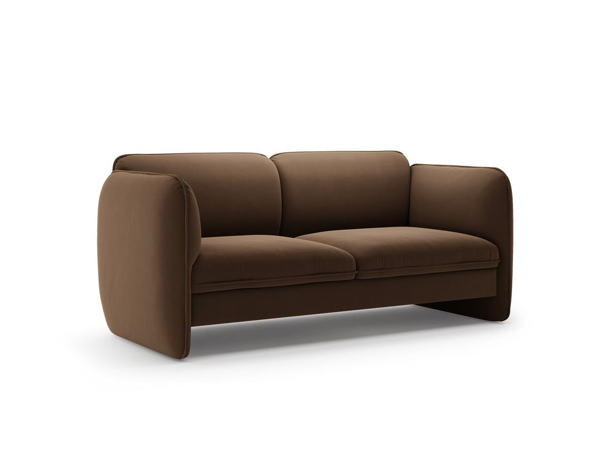 Zweisitzer-Sofa Georgia von Micadoni in Kobalt mit samtigem Bezug, gepolsterten Armlehnen und schwarzen Kunststoffbeinen, Frontalansicht.