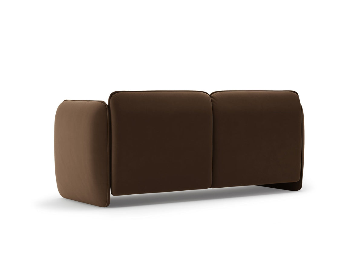 Zweisitzer-Sofa Georgia von Micadoni in Kobalt mit samtigem Bezug, gepolsterten Armlehnen und schwarzen Kunststoffbeinen, Frontalansicht.