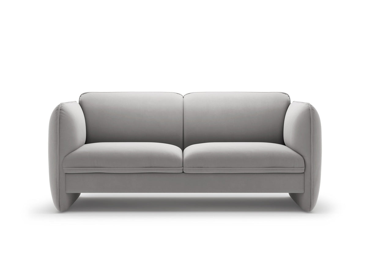 Zweisitzer-Sofa Georgia von Micadoni in Kobalt mit samtigem Bezug, gepolsterten Armlehnen und schwarzen Kunststoffbeinen, Frontalansicht.