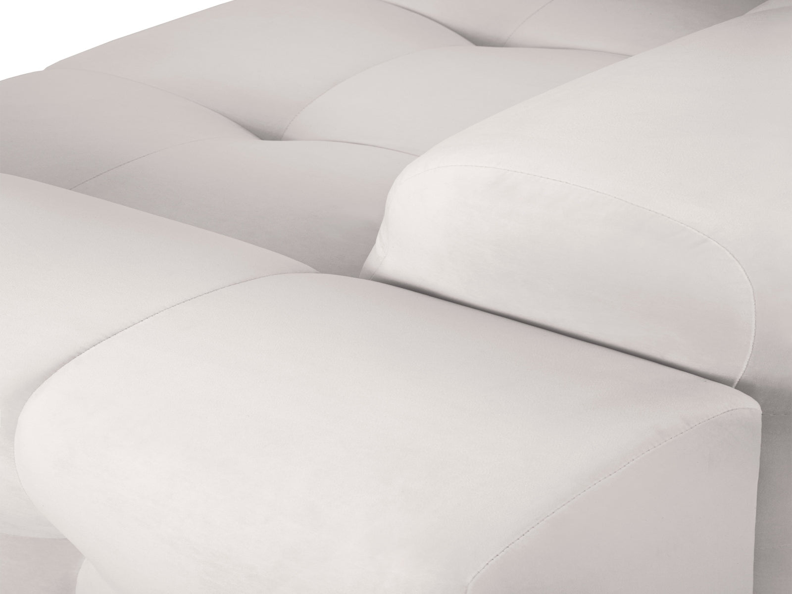 Elegantes Kendal Velour Sofa in sanftem Hellgrau, ideal für stilvolle Wohnräume. Bietet hohen Komfort und ein modernes, ansprechendes Design.