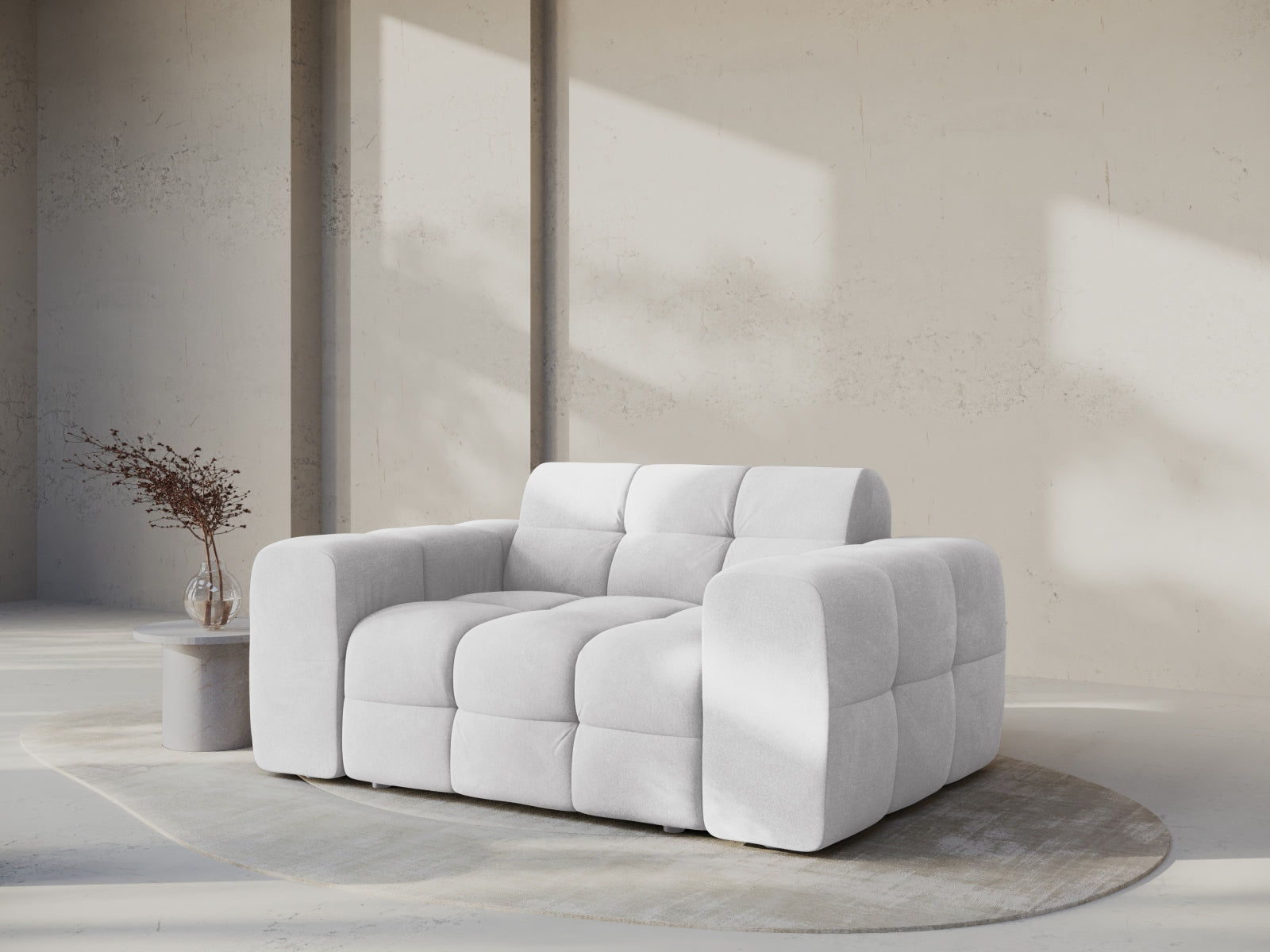 Elegantes Kendal Velour Sofa in sanftem Hellgrau, ideal für stilvolle Wohnräume. Hochwertiger Magic Velvet für Komfort und Design.