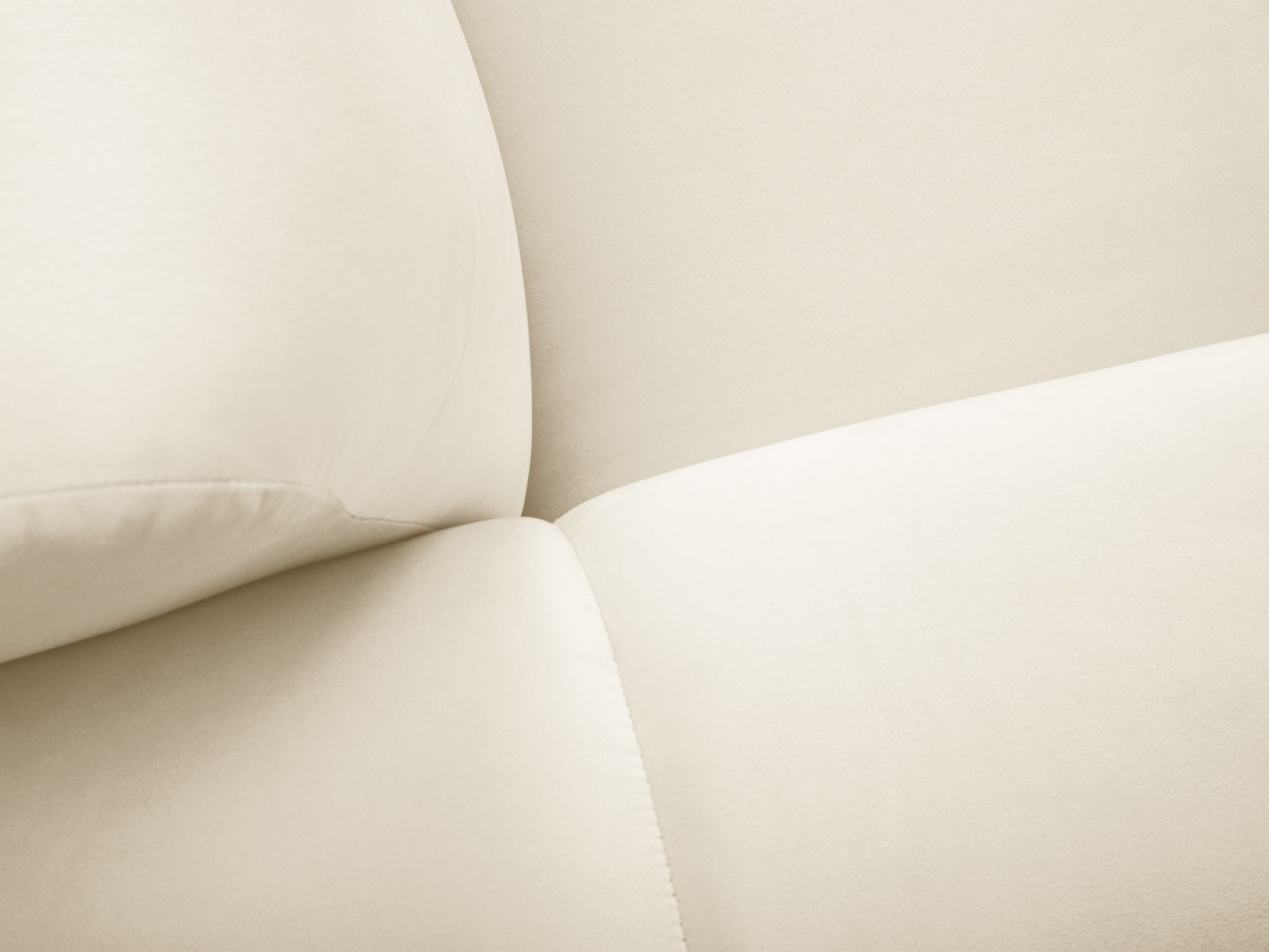 Elegantes Kendal Velour 2-Sitzer Sofa in sanftem Ivory, ideal für gemütliche Abende und stilvolle Einrichtungsideen.
