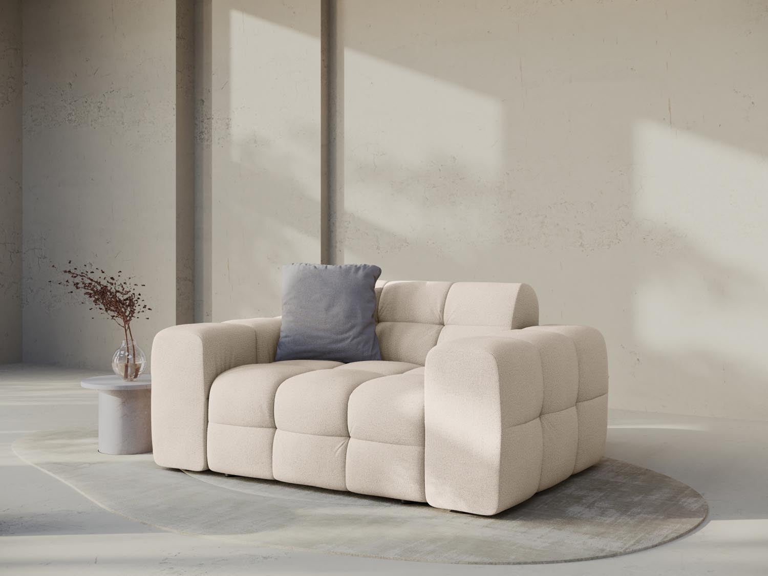 Beige Kendal 2-Sitzer Sofa von Micadoni, stilvoll und modern, ideal für jedes Wohnzimmer, präsentiert in einer gemütlichen Atmosphäre.